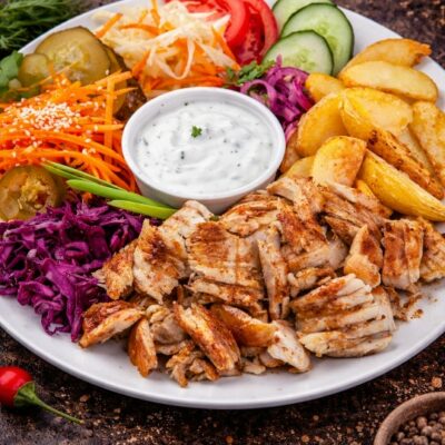 Шаверма на тарелке с курицей